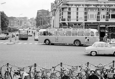 831166 Gezicht in de Leidseweg te Utrecht vanaf de hoek met het Stationsplein.